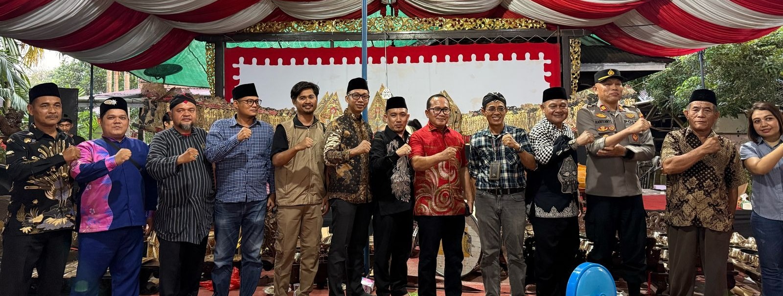 upati Kubu Raya, H. Sujiwo, SE, M.Sos menghadiri dan mengikuti langsung prosesi Ritual Sedeqah Bumi yang digelar di Dusun Wonodadi, Desa Limbung, Kecamatan Sungai Raya