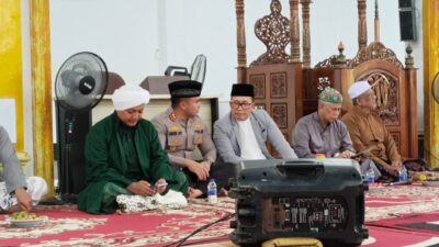 Bupati Kubu Raya, Sujiwo, saat memberikan sambutan pada peringatan Maulid Nabi Muhammad SAW. Dalam kesempatan itu, ia mengajak para pejabat dan masyarakat untuk melakukan introspeksi di tengah situasi bangsa saat ini.