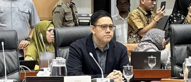 Ketua DPP Partai Golkar, Dave Laksono, menilai bahwa keputusan Presiden Prabowo mencerminkan semangat persatuan nasional, terlebih dalam momentum menjelang Hari Kemerdekaan Republik Indonesia.