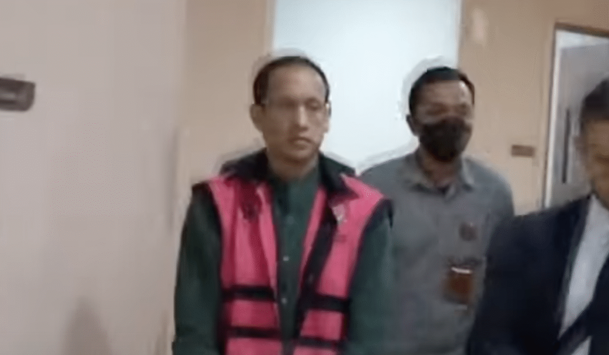 Kejaksaan Agung menetapkan lima tersangka baru dalam kasus korupsi pengadaan Chromebook. Masing-masing memiliki peran penting yang merugikan negara hingga triliunan rupiah. Simak detail peran mereka di artikel ini.